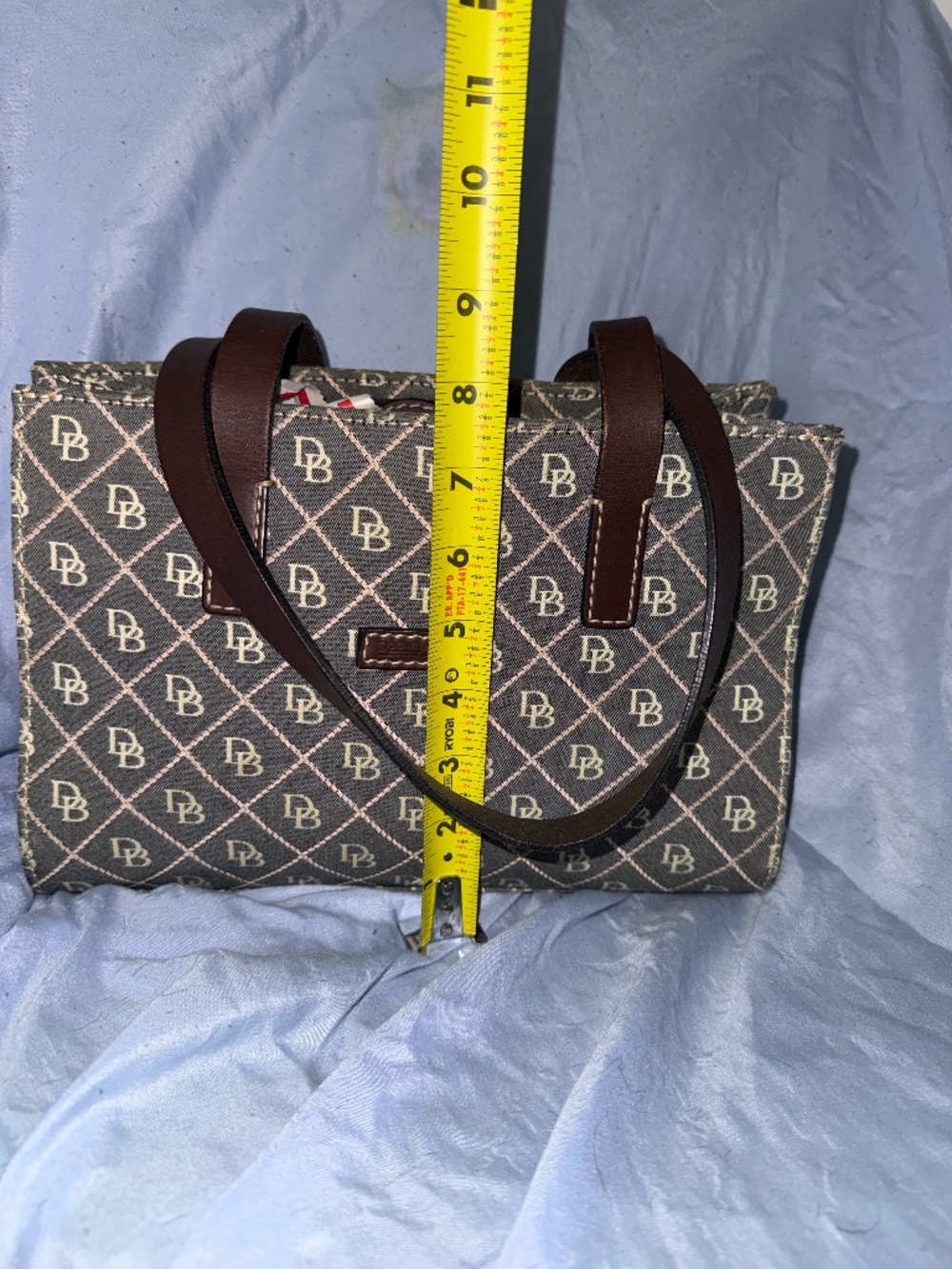 Dooney & Bourke Signature Bag with matching coin purse - Picture 3 of 8